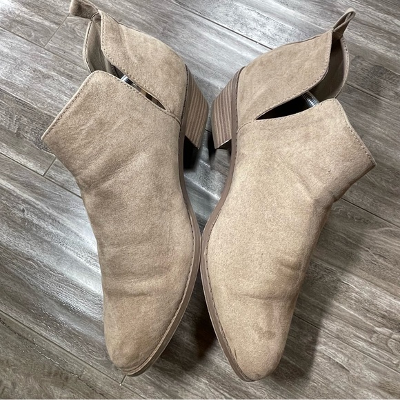 Lane Bryant Ankle Boots Side Dip Beige Faux Suede Low Heel Women’s 9W side dip - Picture 4 of 11